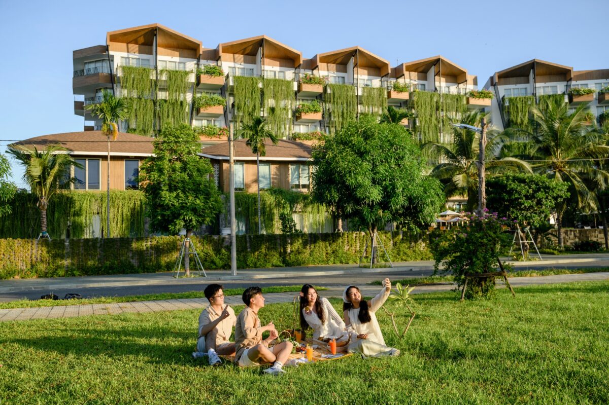 Du khách đi nghỉ dưỡng resort