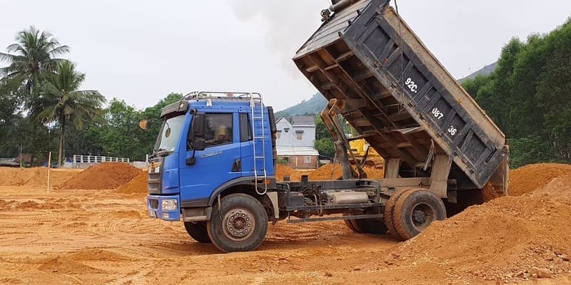 Đổ nền nhà bằng đất