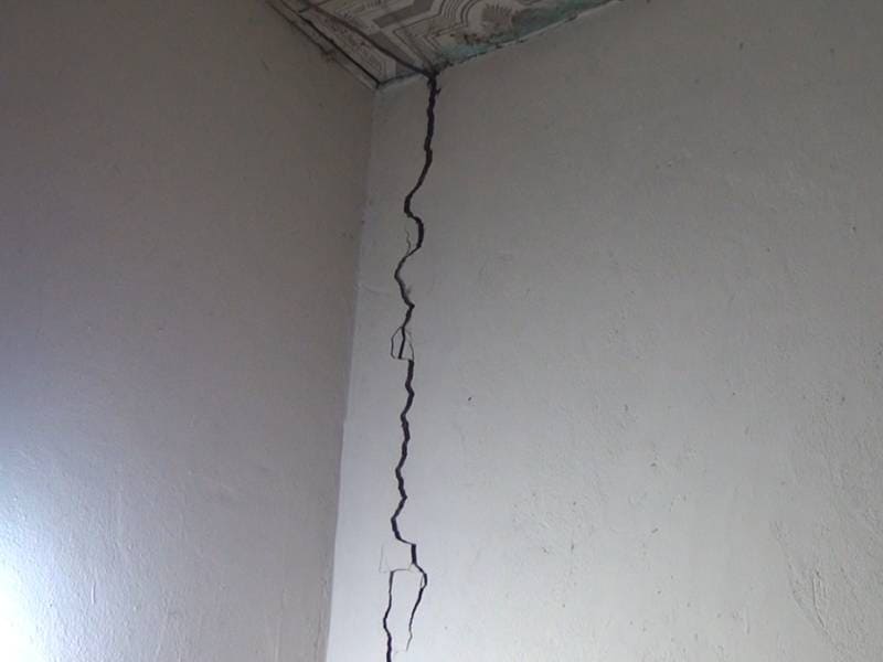 Nguyên nhân tường nhà bị nứt dọc