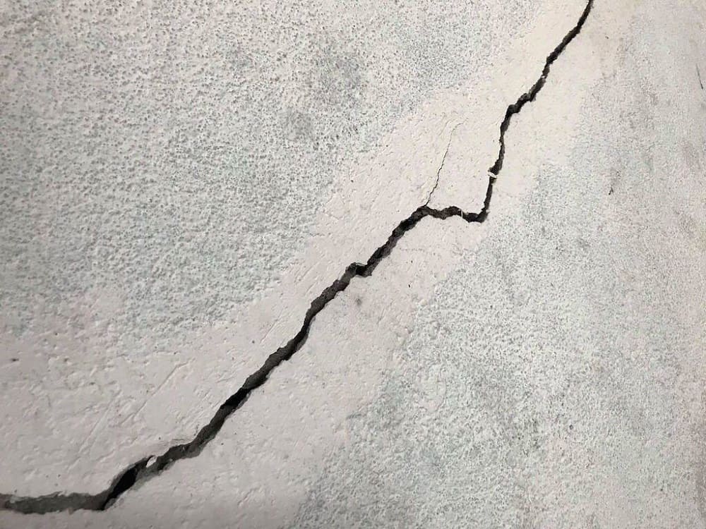 Tường nhà nứt dọc sâu đến lớp gạch