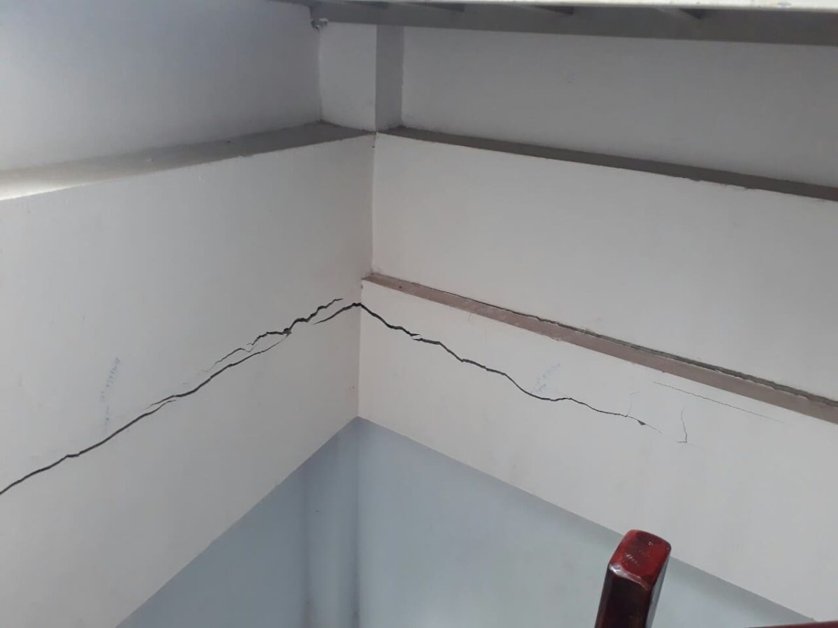 Tường nhà nứt dọc tại vị trí tiếp giáp cột và tường