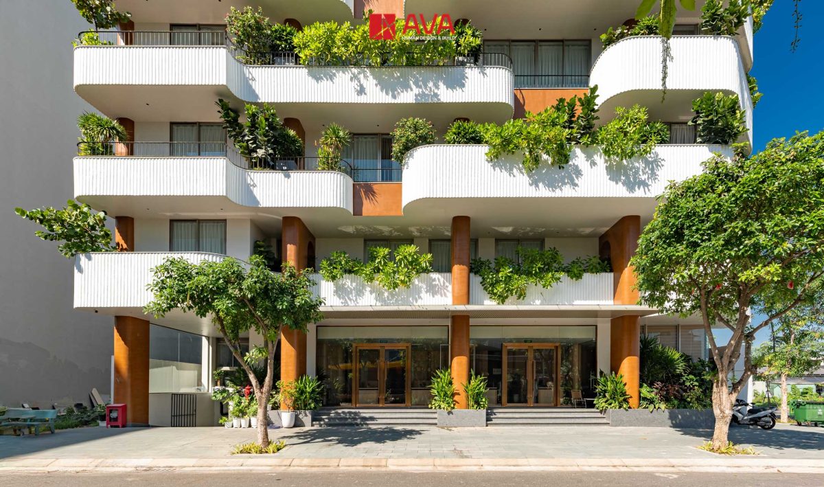 Tầng trệt Aries Building với cửa kính và trụ màu cam đất nung