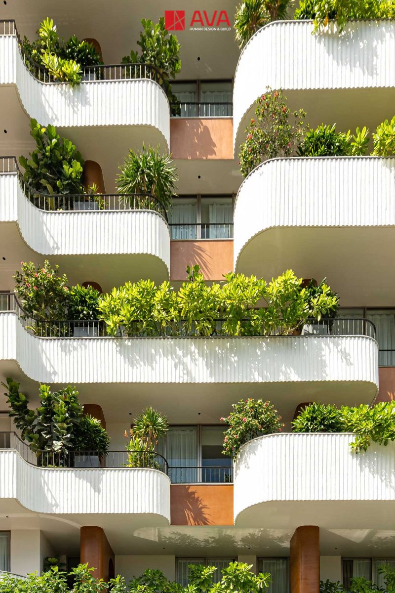 Dải ban công trắng bo cong tại Aries Building, Đà Nẵng