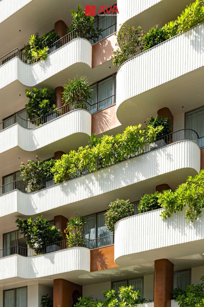 Dải ban công trắng bo cong tại Aries Building, Đà Nẵng